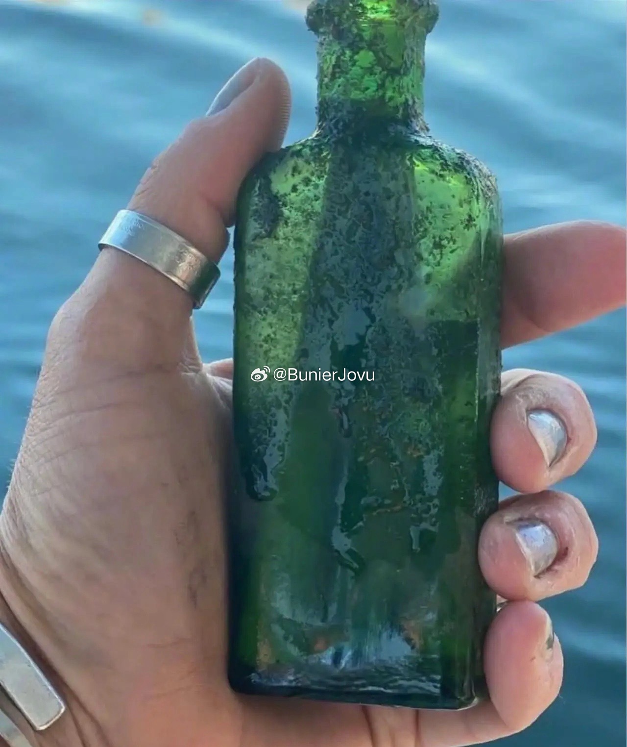 一女子在河中潜水时捡到一只1926年的漂流瓶，看到瓶中内容时我愣住了…