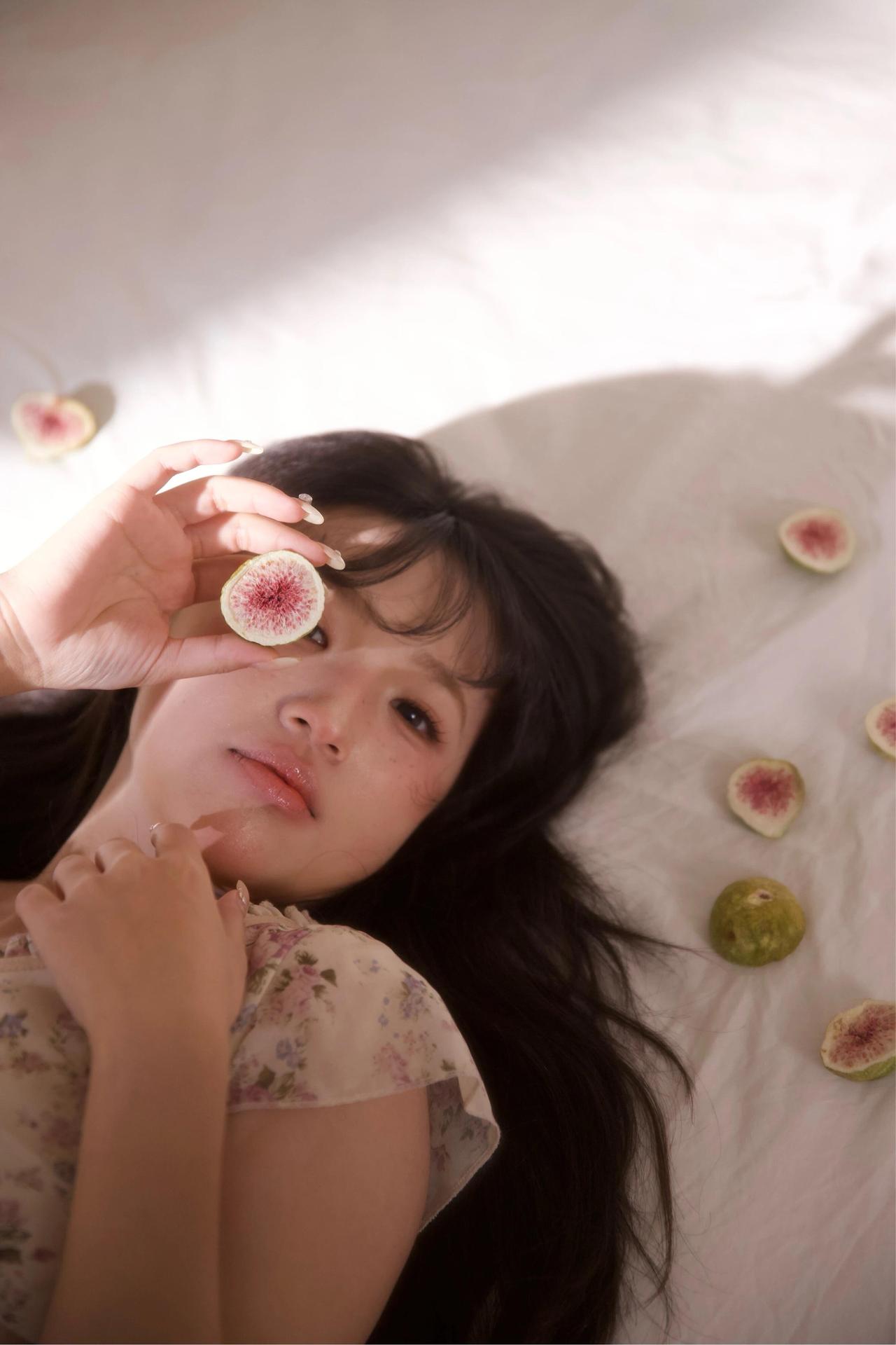 邻家女孩风格的关键在于“生活化的细节”，要让画面跳出“摆拍人像”的框架，融入日常