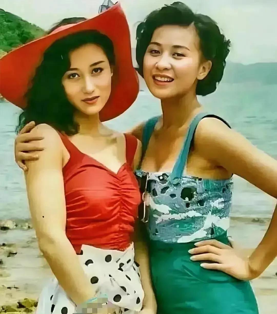 刘嘉玲和利智年轻时经典珍贵合照！照片里的两人，都是正值芳华，美得一塌糊涂。利智看