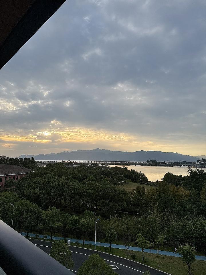 和爸妈聊天笑到肚子疼！这些对话我能记一辈子昨天我妈突然给我发微信：“闺女，你