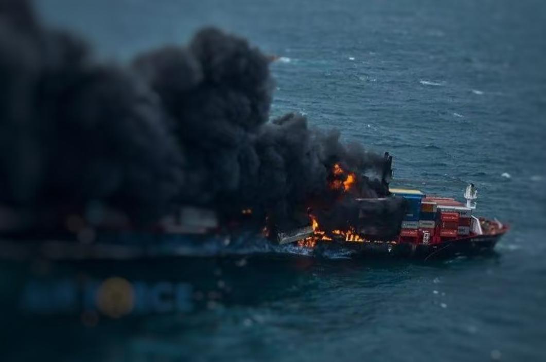 今天凌晨美国洛杉矶港那声巨响直接把太平洋沿岸的平静给炸没了，这剧情比悬疑剧还