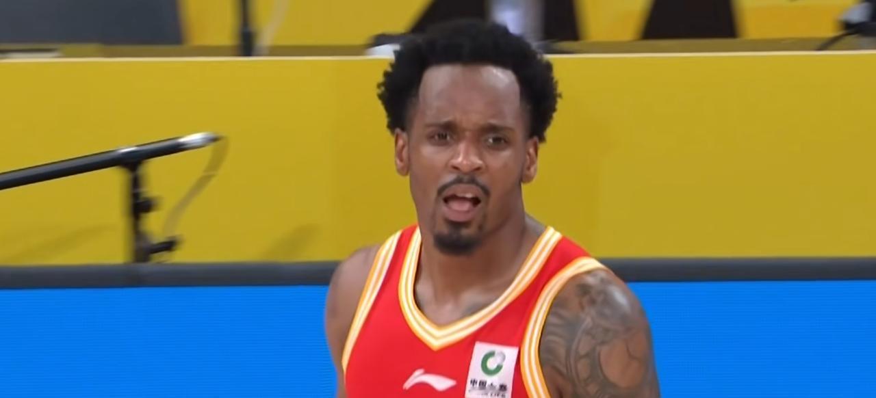 浙江广厦外援布朗本赛季表现可圈可点。在进攻端，他火力十足，场均能砍下25分左右，