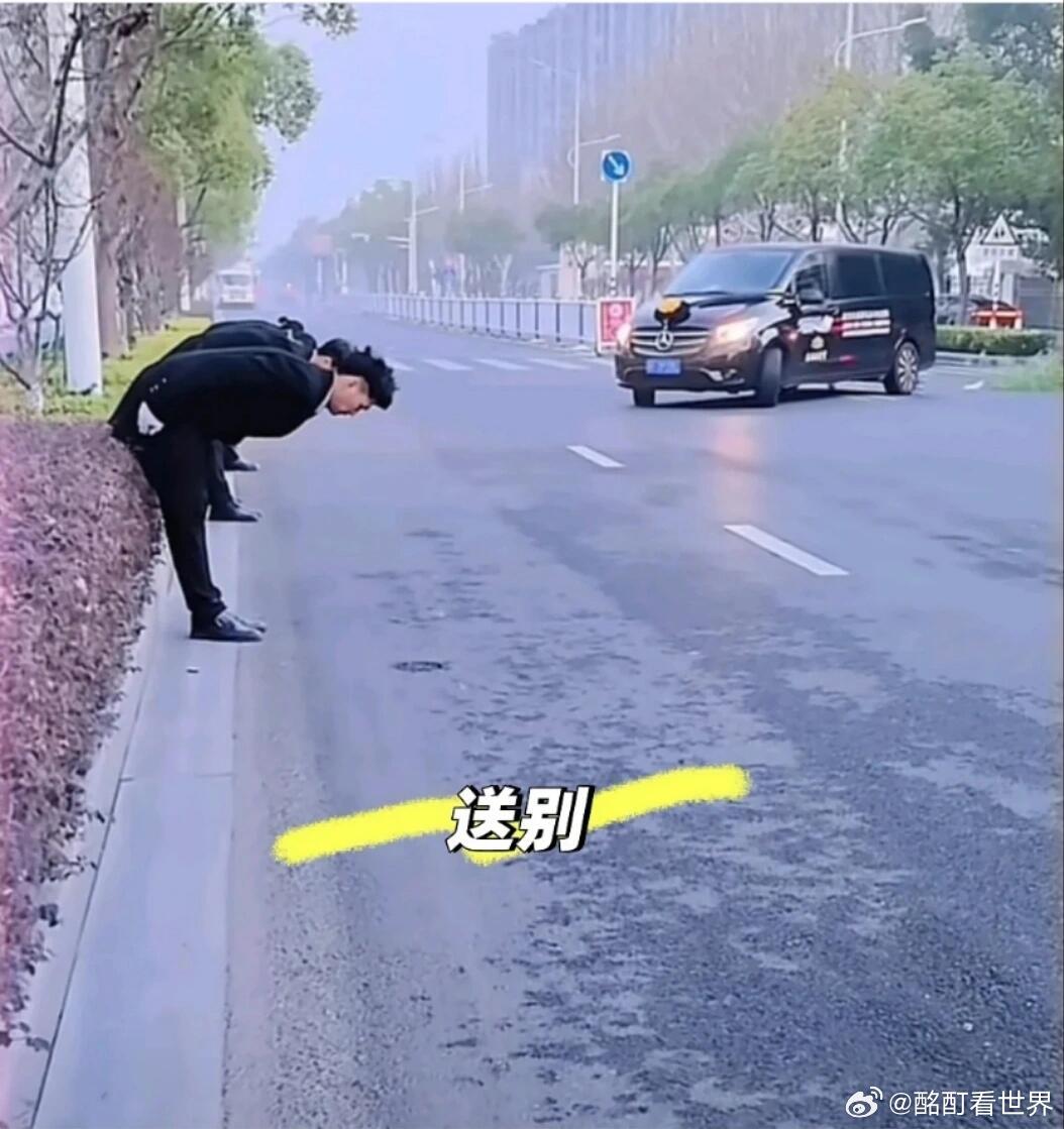 张雪峰追悼会正直壮年的雪峰老师，生命结束在苏州，感觉大家从此去苏州，都带着点伤感