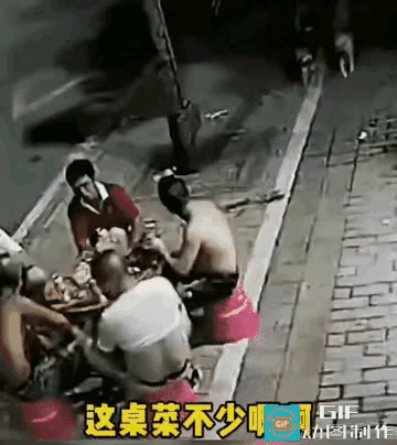 有点意思，这是高智商的狗子，原本一路过来和和气气，看到桌上有吃的，两条狗忽然撕咬