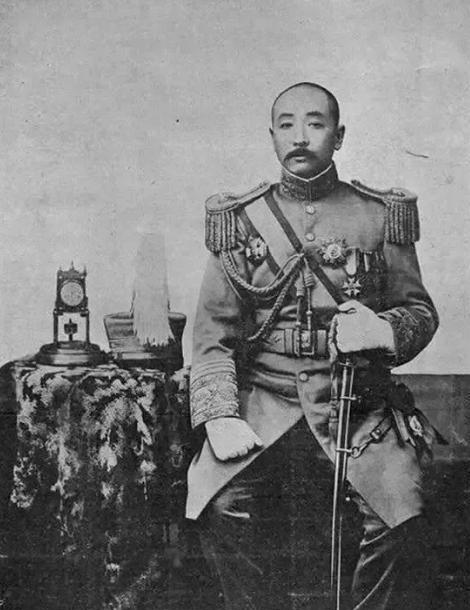 张作霖的警卫连长，请假三天回家相亲，张作霖问他成了吗？他说：“女方家要10块彩礼