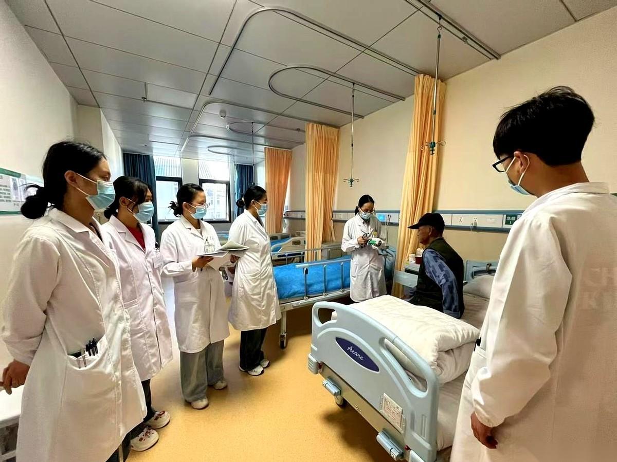 半年前，我还在跟死神掰手腕。一张诊断书，几个冰冷的字母：直肠癌，T3N0M0。