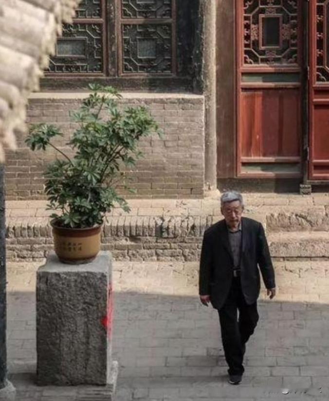 1997年，48岁的耿保国不顾妻子反对，借遍亲朋好友又咬牙贷款几十万，终于凑够了