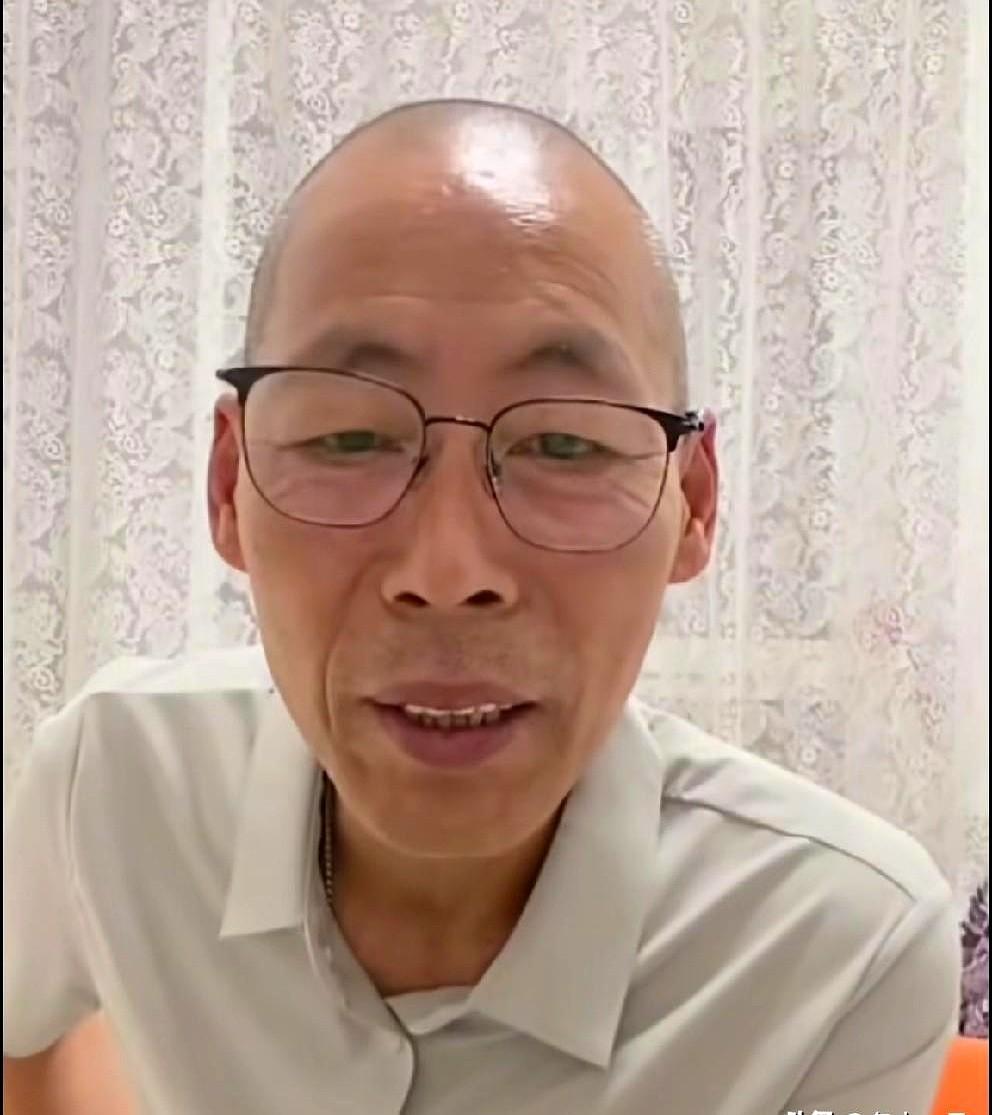 张云鹏爸爸在直播间骂骂咧咧，他说有黑粉黑他。继母留着那些说难听话的人凑人数，她