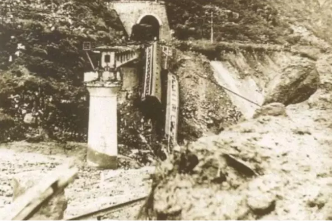 1981年，当442次列车驶出隧道瞬间，司机惊恐地发现，铁轨突然消失了！他第一时