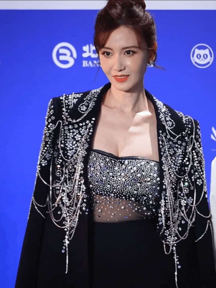 张萌的新剧播的不理想不妨碍我们欣赏她的美！