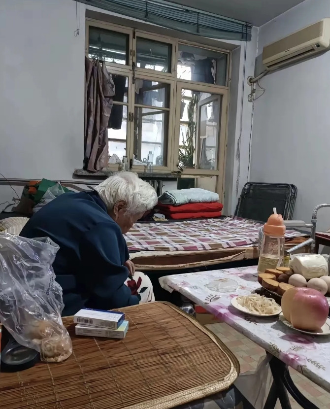婆婆今年96岁了，十年前瘫痪在床，刚开始两年还能含糊地说点话，后面这几年一句话也