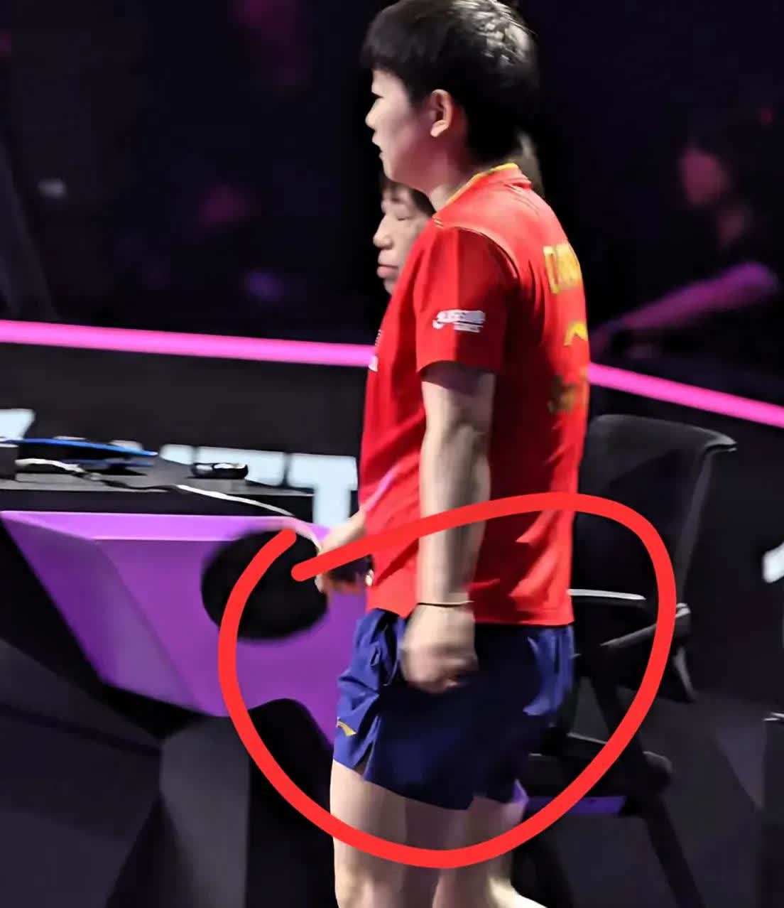 终于弄懂了！为什么孙颖莎今天不穿自己平常最爱的黑色裤子，而是特地穿了一条少见
