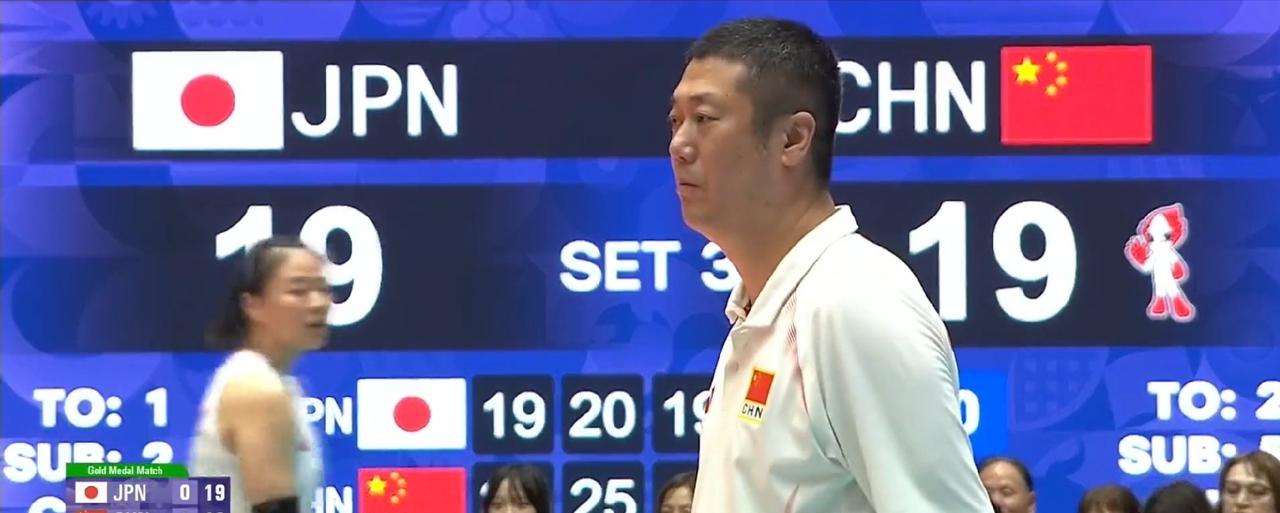 日本女排万万没想到！中国女排主教练赵勇在第三局2：10叫光暂停后，做了三个意
