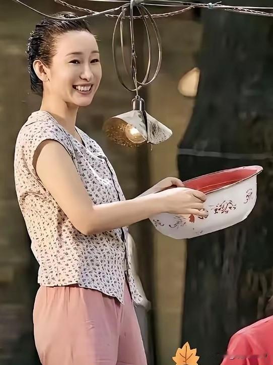 秦海璐真是一个神奇的存在，她身上似乎自带旺剧体质。据说圈内一直有句大实话：只