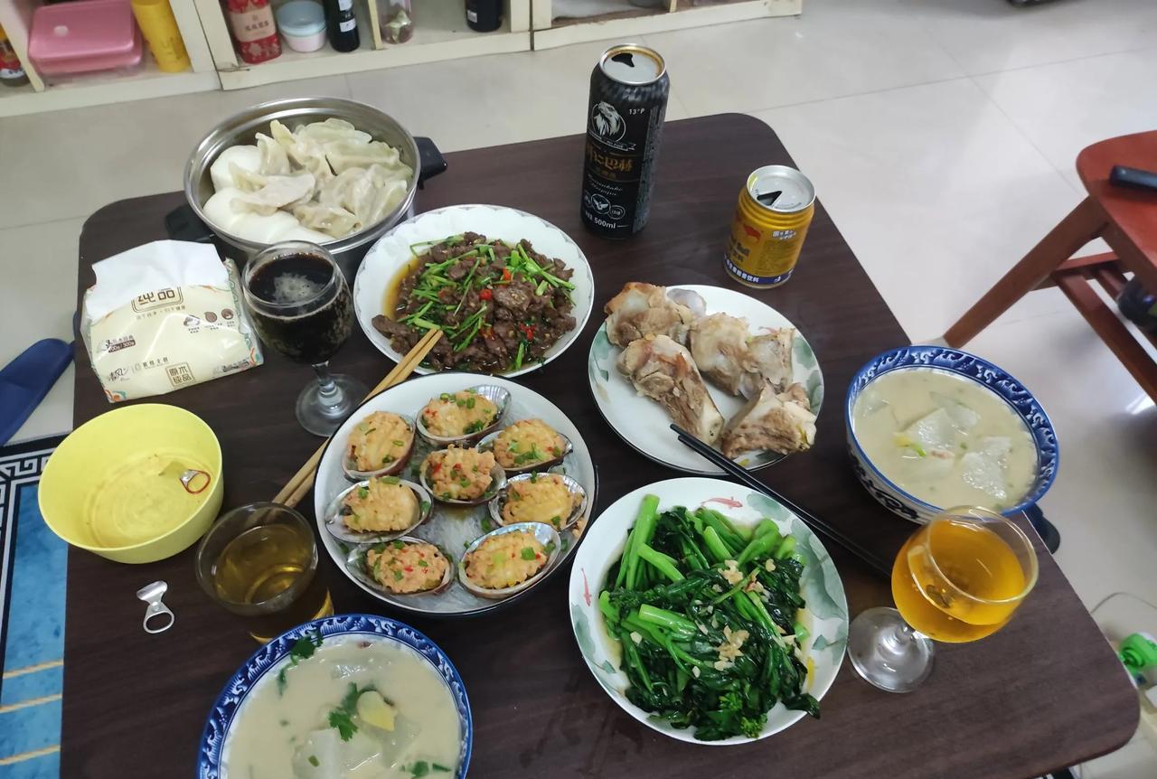 四川男人是不是都挺会烹饪的？看上去很笨拙的老友，一会儿功夫就整出一大桌子菜品，骨