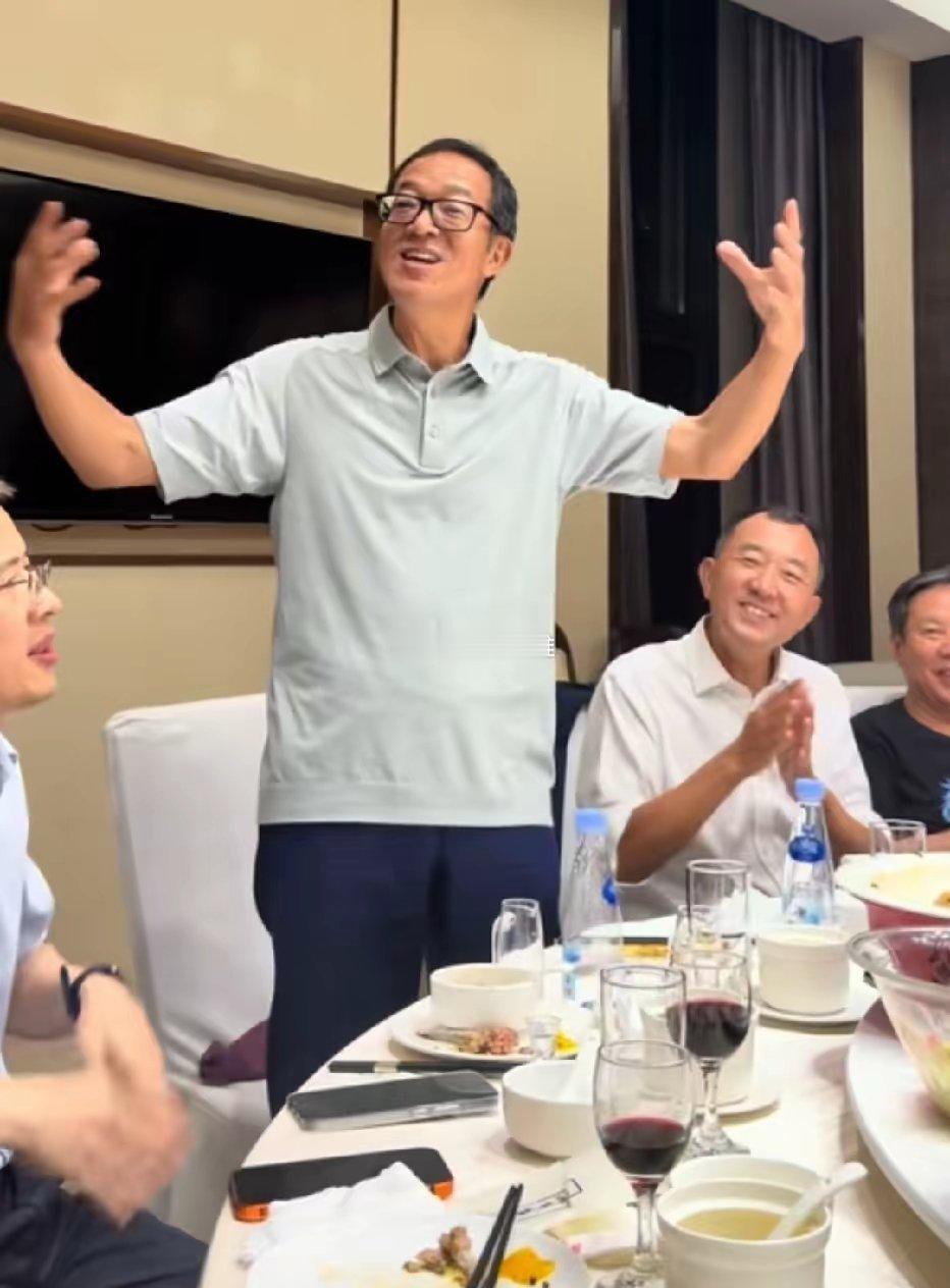 陈行甲、俞敏洪和友人们聚餐时的一幕席间俞敏洪深情献唱“苹果香”