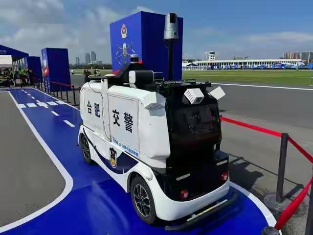 无人车交警贴单比人还“较真”10分钟复巡合肥车主刚下楼就吃罚单！合肥街头，无人驾