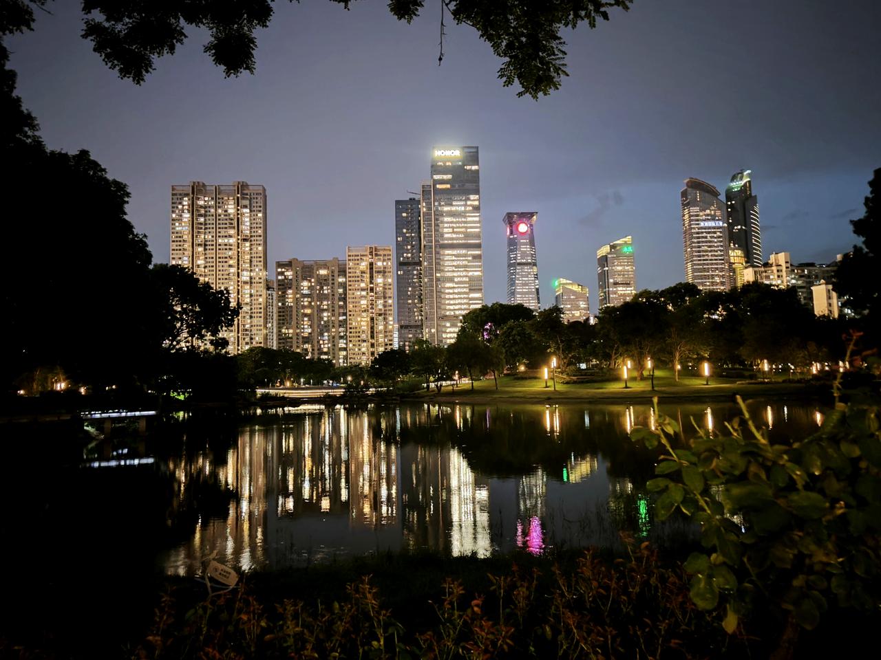 昨天晚上带外地来的朋友逛了一逛福田区香蜜公园，看到了灯火璀璨的香蜜湖国际会议交流