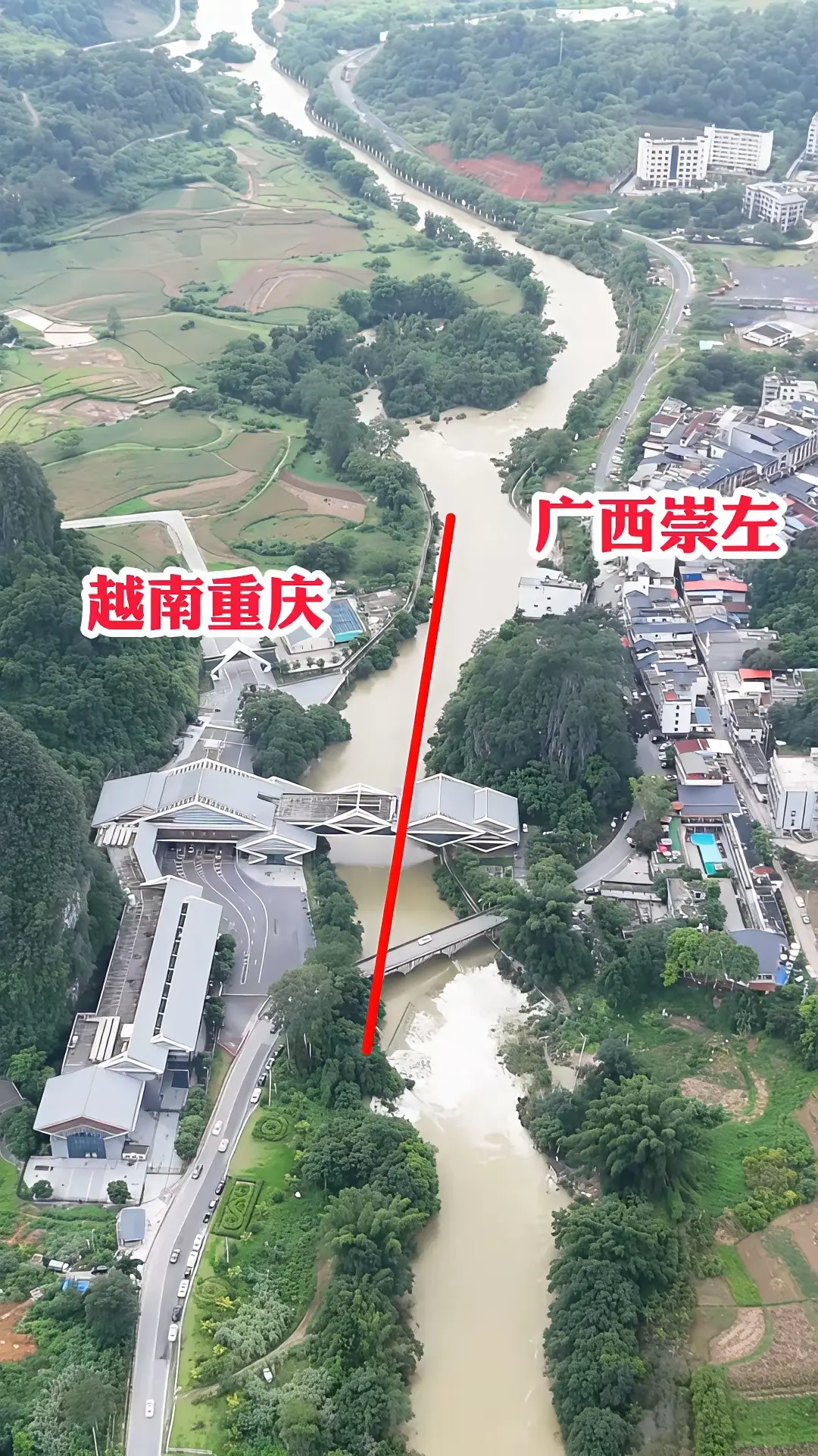 越南与广西交界处，一河之隔确实两个世界。