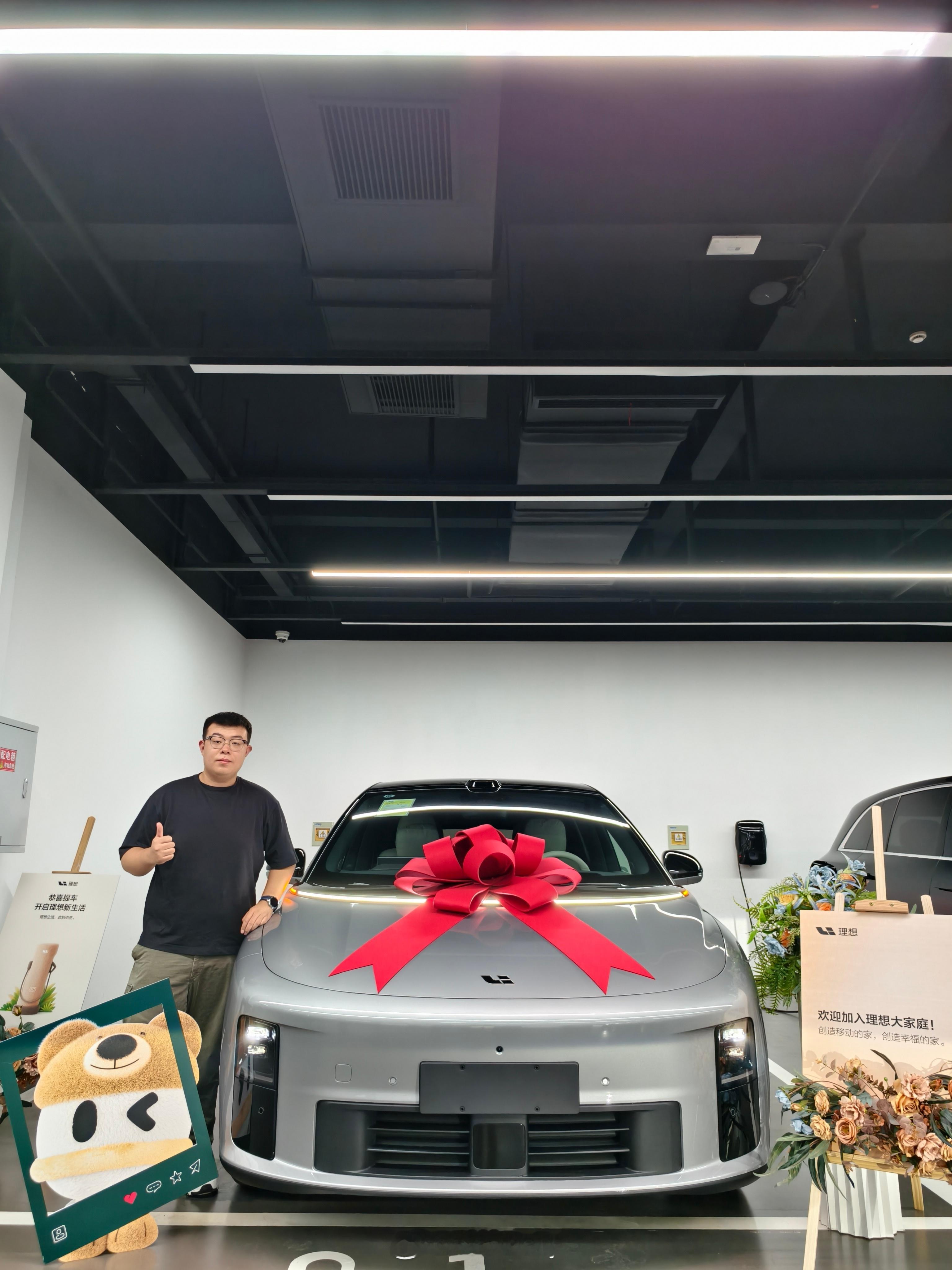 理想i6车已提，第一辆理想汽车到手。​很理想的配置，非常喜欢。[抱抱]理想i6