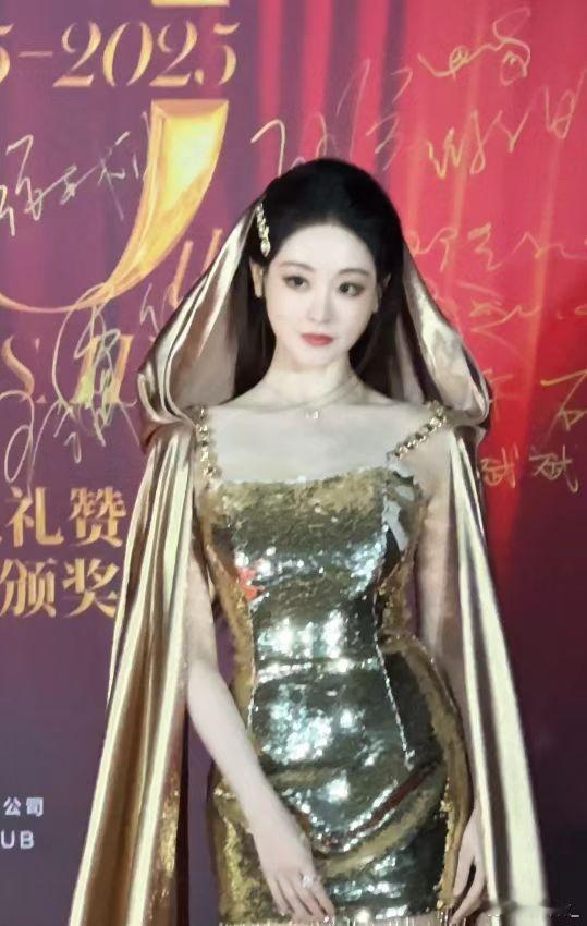 不知道祝绪丹的造型很曼妙祝绪丹这鎏金裙造型绝了！裙身的光泽超灵动，版型超衬身材