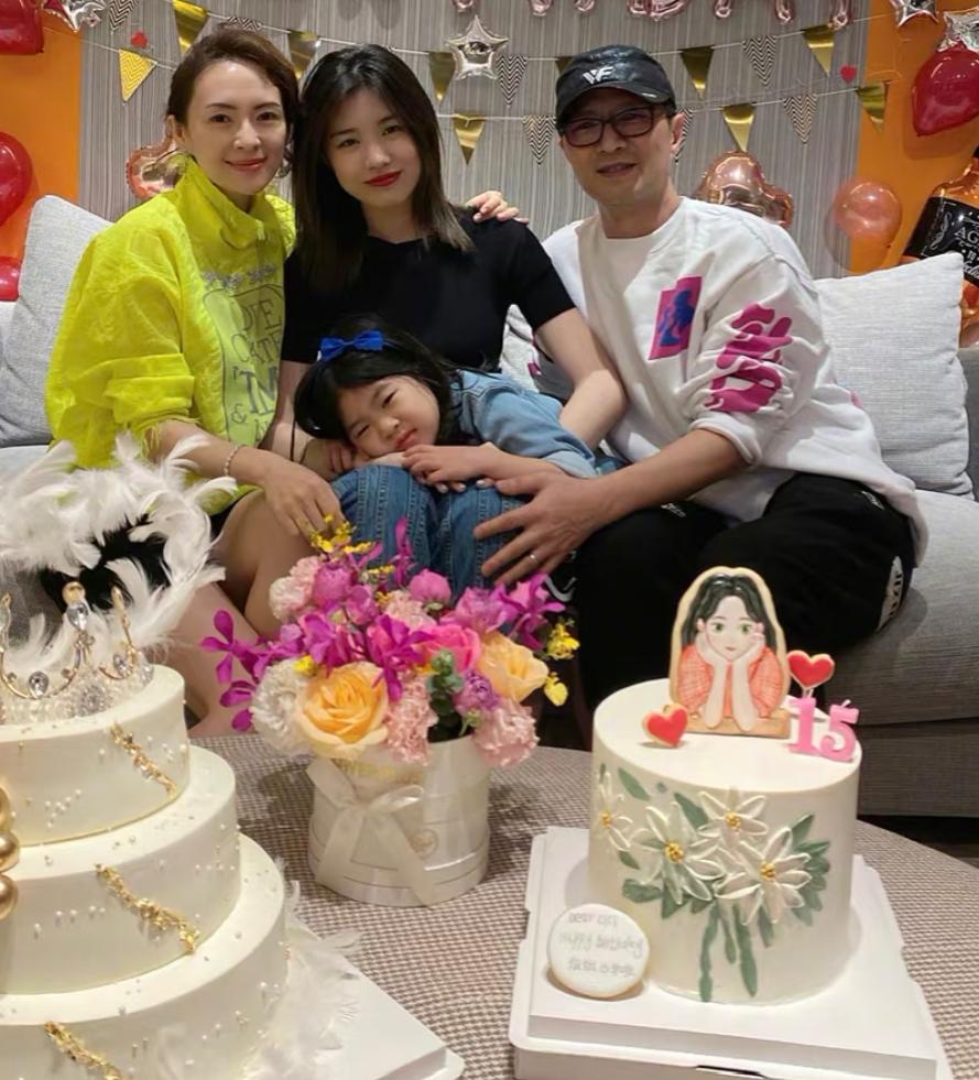 真的惊到！汪峰没料到，亲妈葛荟婕更没料到，小苹果居然死心塌地粘着章子怡，