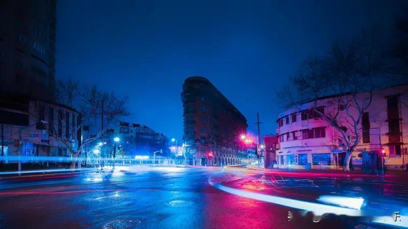 人还是挺害怕没有工作的。哪怕是有家底的上海土著。看到两个上海土著男生，家里面