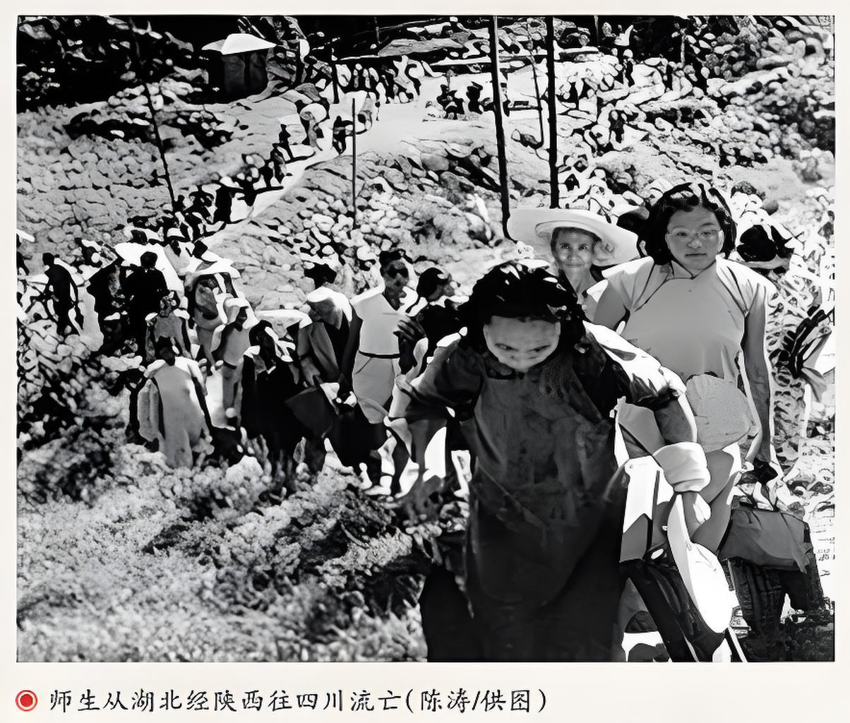 1938年春，一支三百余人的学生队伍要徒步在昆明，途中要穿越湘西土匪横行的险山恶