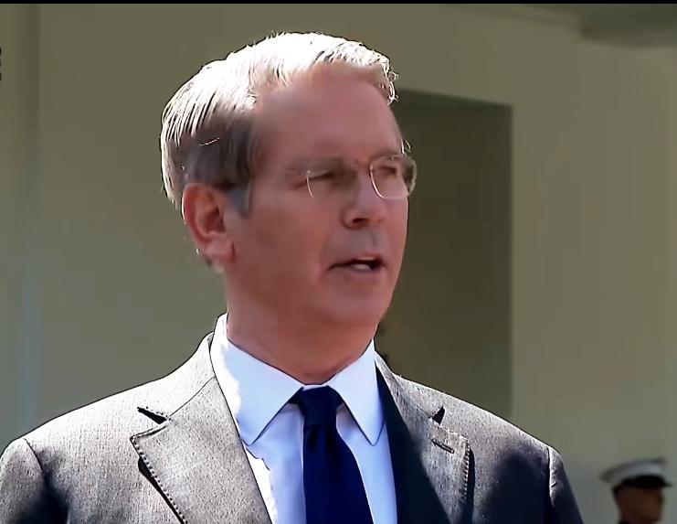 美国财长称:中国或将推迟一年实施稀土出口限制。美国财政部长贝森特在接受采访时