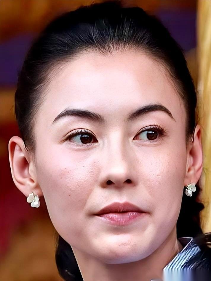 刚才，我婆婆盯着我手机屏幕，突然来了句让我头皮发麻的话。屏幕上是张柏芝。老太