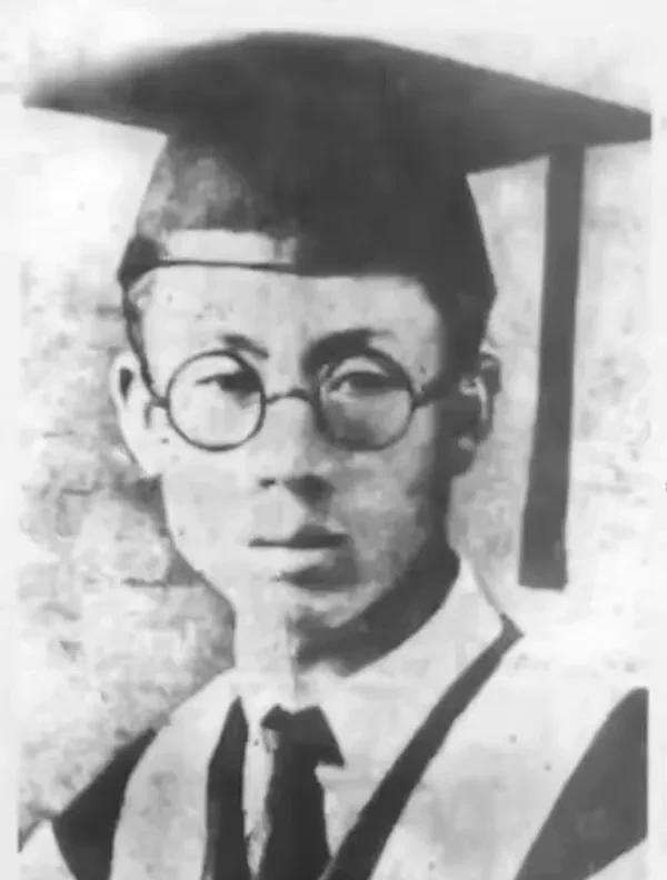 1935年，战士在监狱哭着写下遗书，不料被日本人发现，然而，这个日本人却低声说：