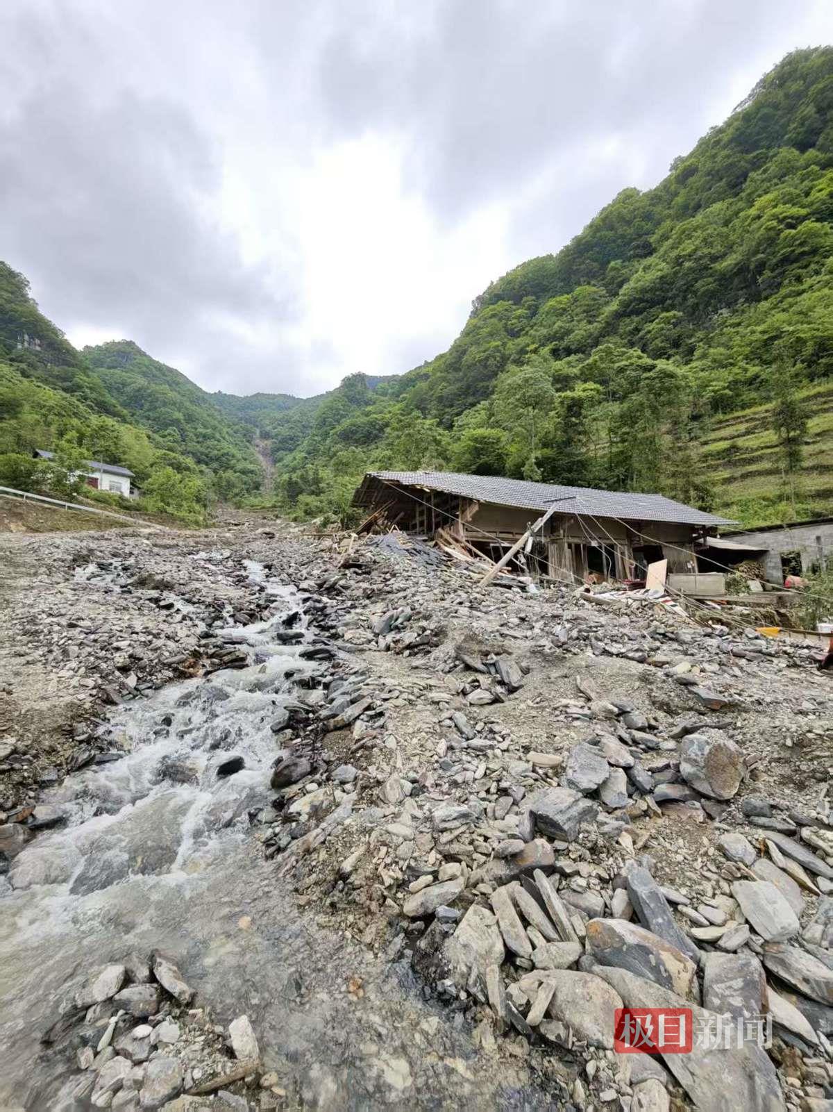 暴雨致6死10失联 记者徒步3小时进村