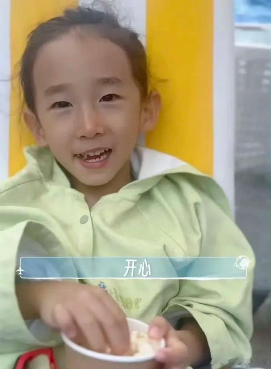 陈小春小儿子长得也太像女孩子了吧！五官看着不太像陈小春夫妻俩，反倒跟外婆一个模子
