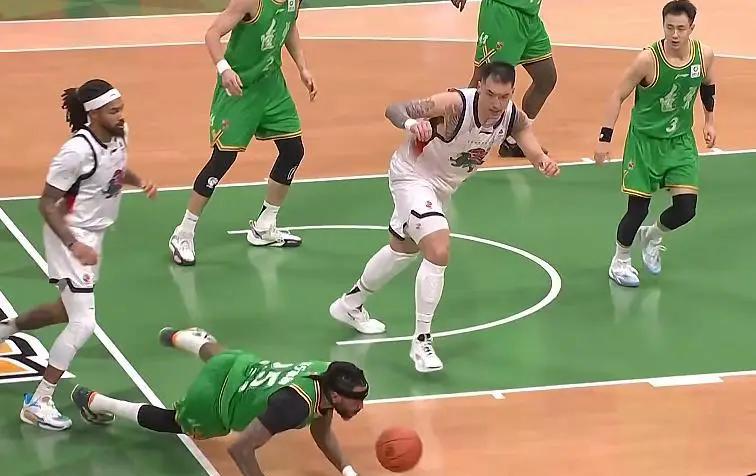 山东男篮打卫冕冠军，还是看好险胜滴：1、方兴渡作为卫冕冠军实力自然不用说，胡金秋