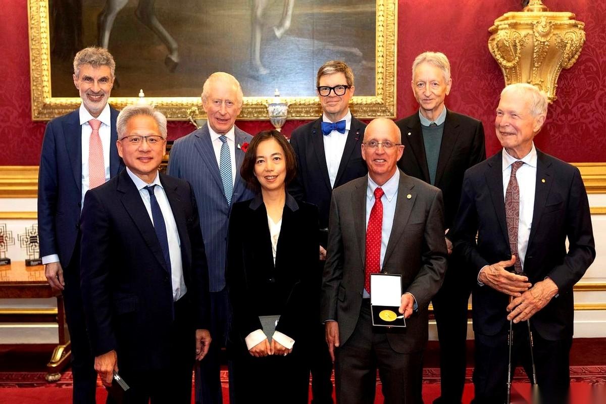 英国国王，亲自给那个穿黑皮夹克的男人，颁了个大奖。伊丽莎白女王工程奖。这分量