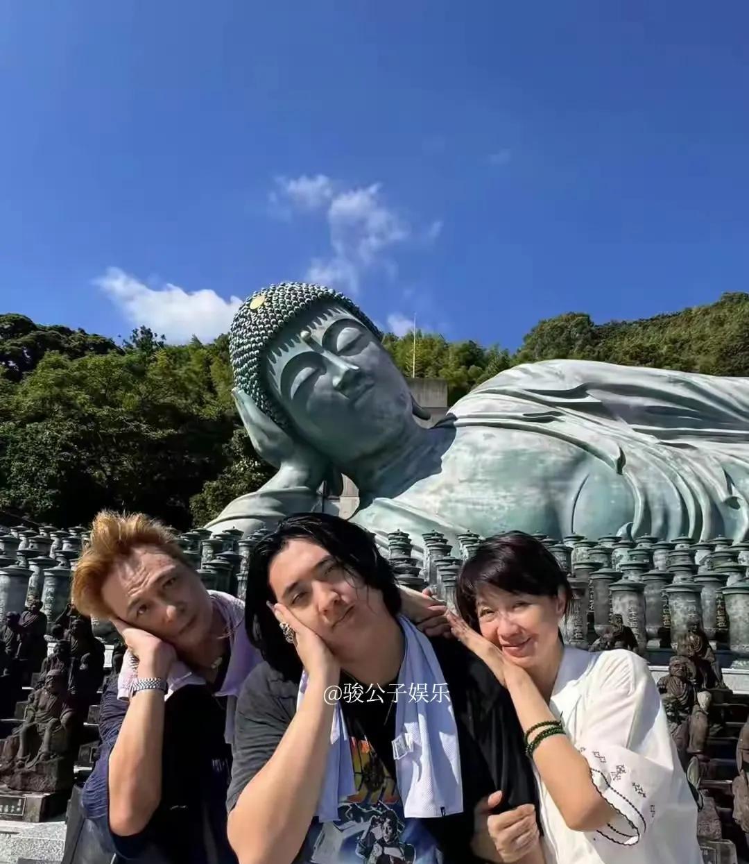 吴镇宇携家人在日本度假，开心的与妻子秀恩爱。他们的儿子费曼身材较为肥胖，外表显得