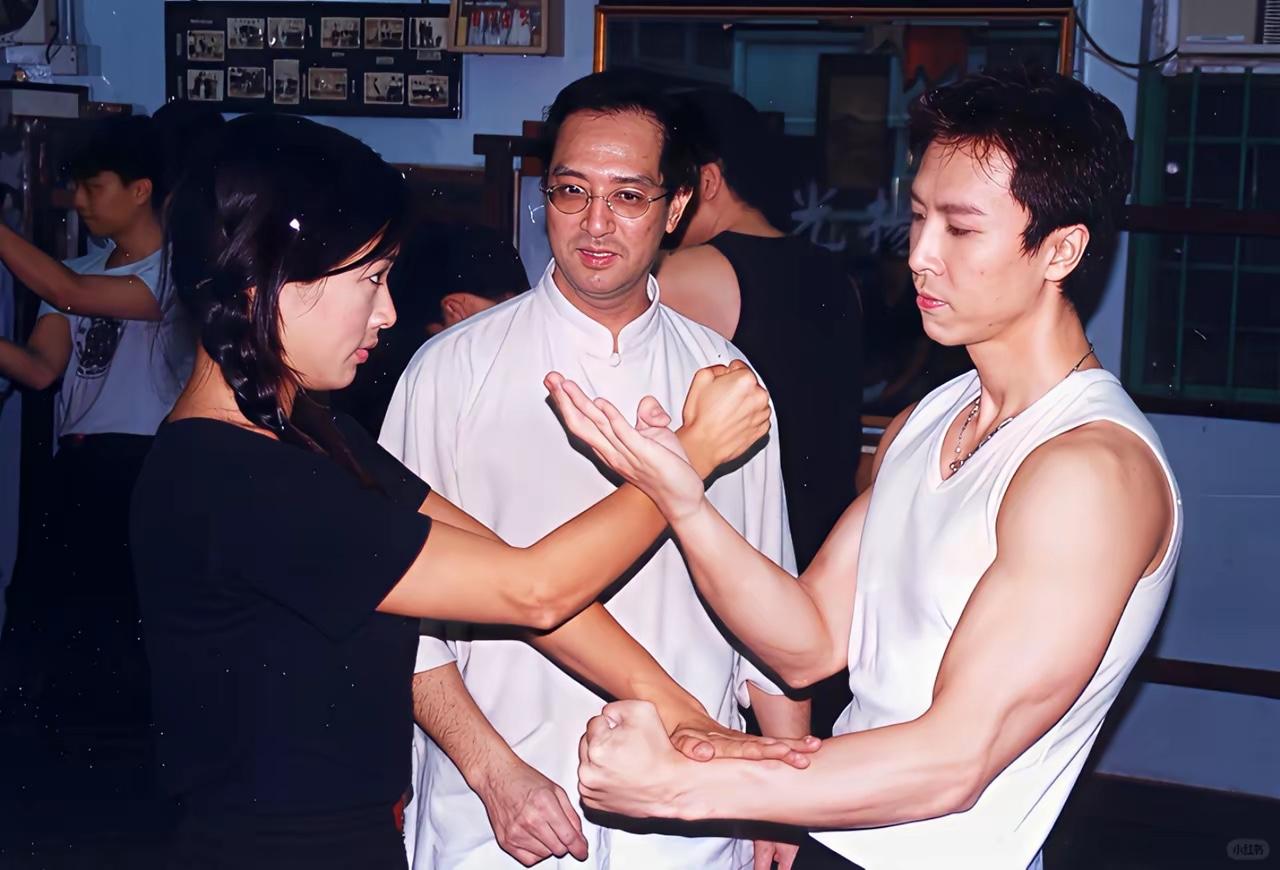 1999年，甄子丹与钟丽缇在香港油麻地，跟叶问关门弟子梁挺学咏春拳的画面。甄
