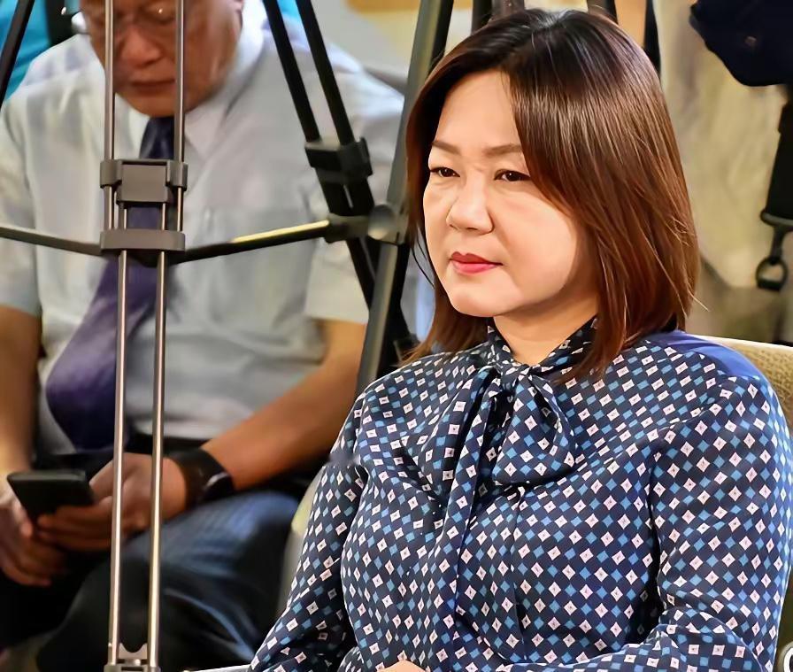 国民党内部终于出了一位明白人，她既不支持8000亿元的规模，也不支持3800亿元
