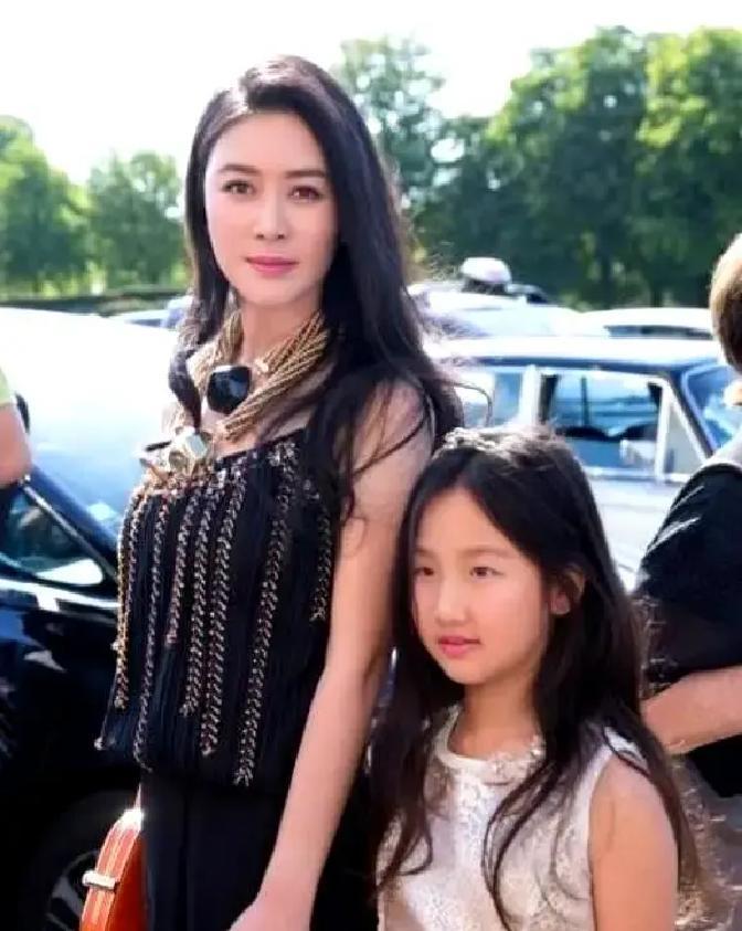 当年被说“为爱撞墙”的姑娘，现在让半个娱乐圈的资本都抖三抖。2001年，陆