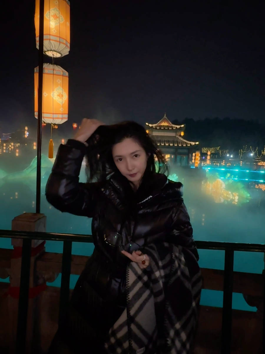 江疏影晒旅游夜景照心情愉悦走入千灯万盏氛围感拉满