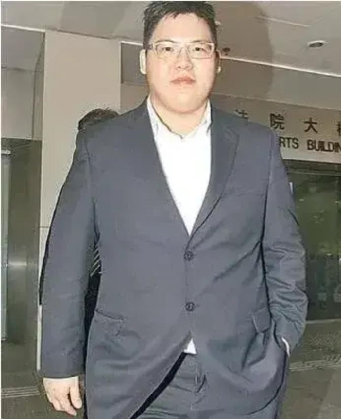 2012年，向华强的儿子向佑在东莞太子酒店醉酒闹事，与陪酒女发生争执。酒店老板闻讯震怒，放话要卸他一