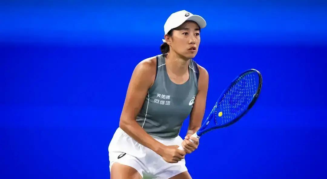 张帅这股拼劲真的没谁了。凌晨刚打完W125利摩日站首轮，两个6-2轻松赢了