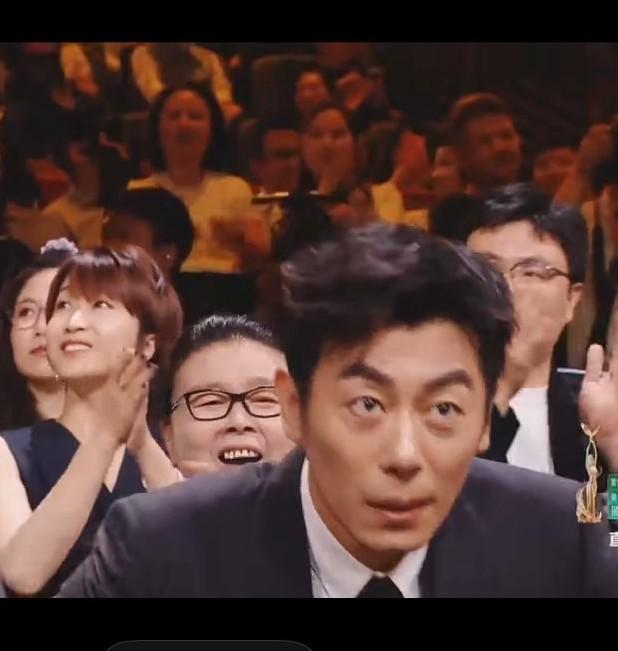 从朱亚文的表情来看，他对自己拿奖属实有点意外，自从当年点评郭麒麟的事情后，朱亚文