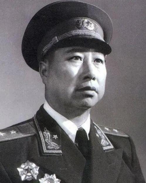 1982年，71岁的开国中将成钧找到余秋里，请求道：“你帮一下我吧！”。他本以为