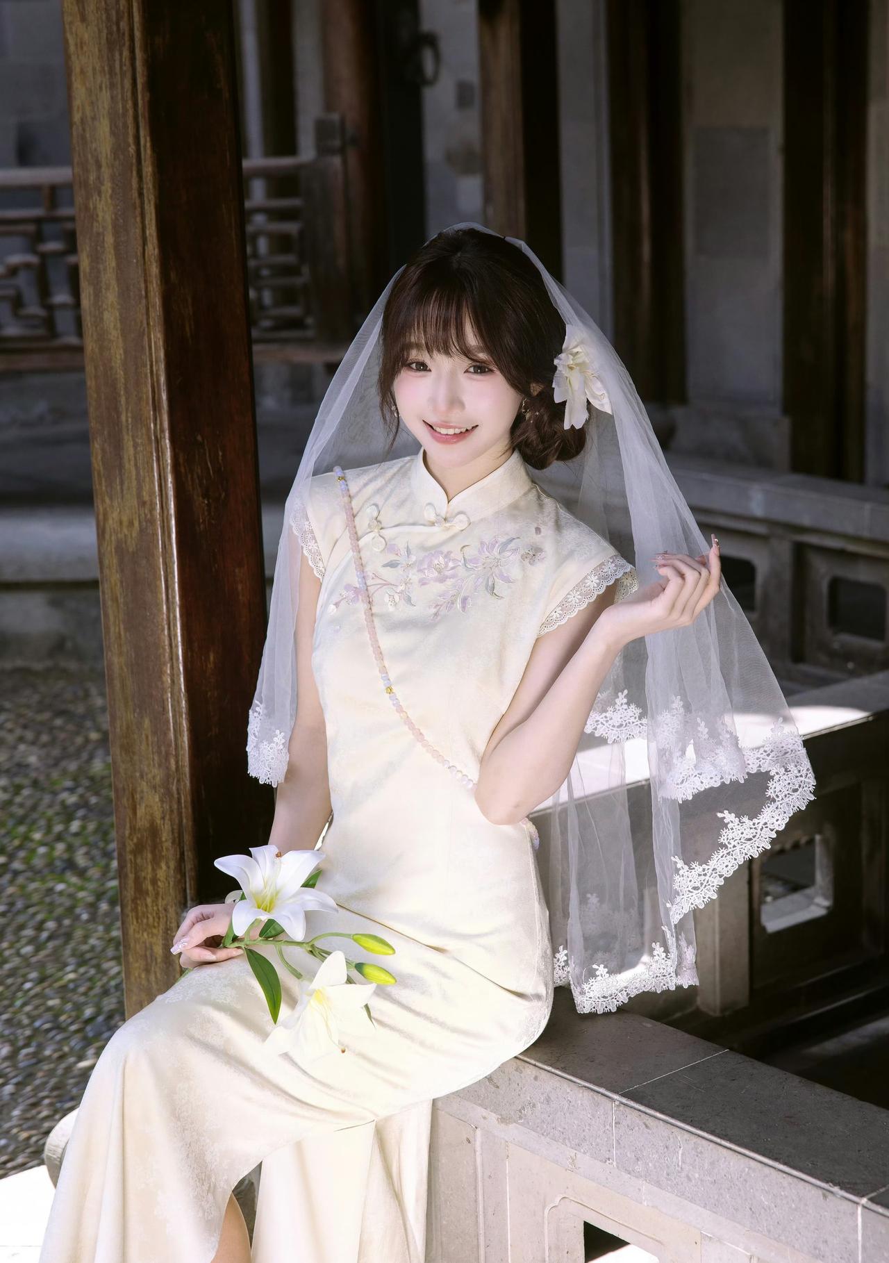 一袭温婉旗袍，一头轻柔头纱，于亭台水榭、花影墙檐间，邂逅江南的温柔春光。油纸