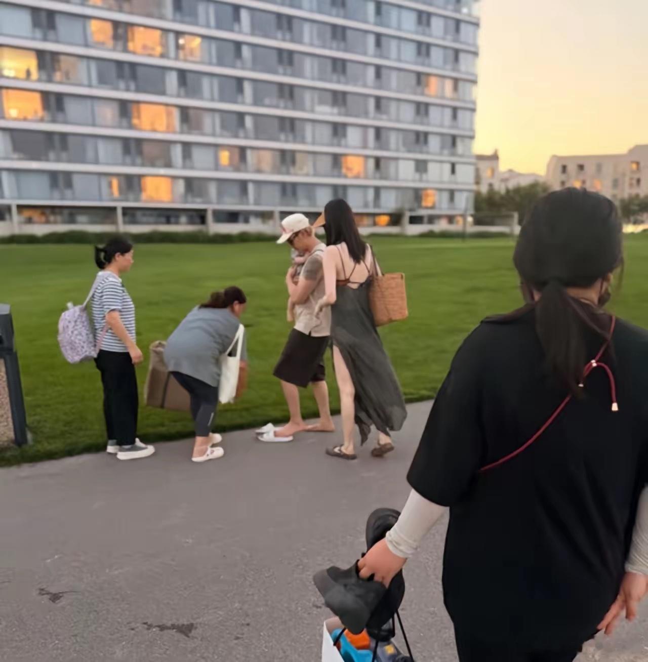 说实话，陈伟霆光脚踩地上，在阿那亚抱娃这画面，比任何精修图都戳人！