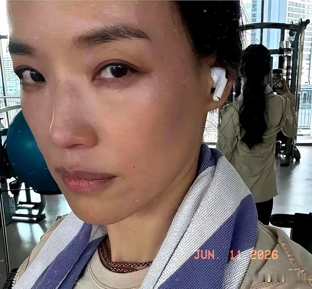 舒淇自己发的健身照，算是给内娱上了一课。照片里，她素面朝天，法令纹、雀斑清晰可