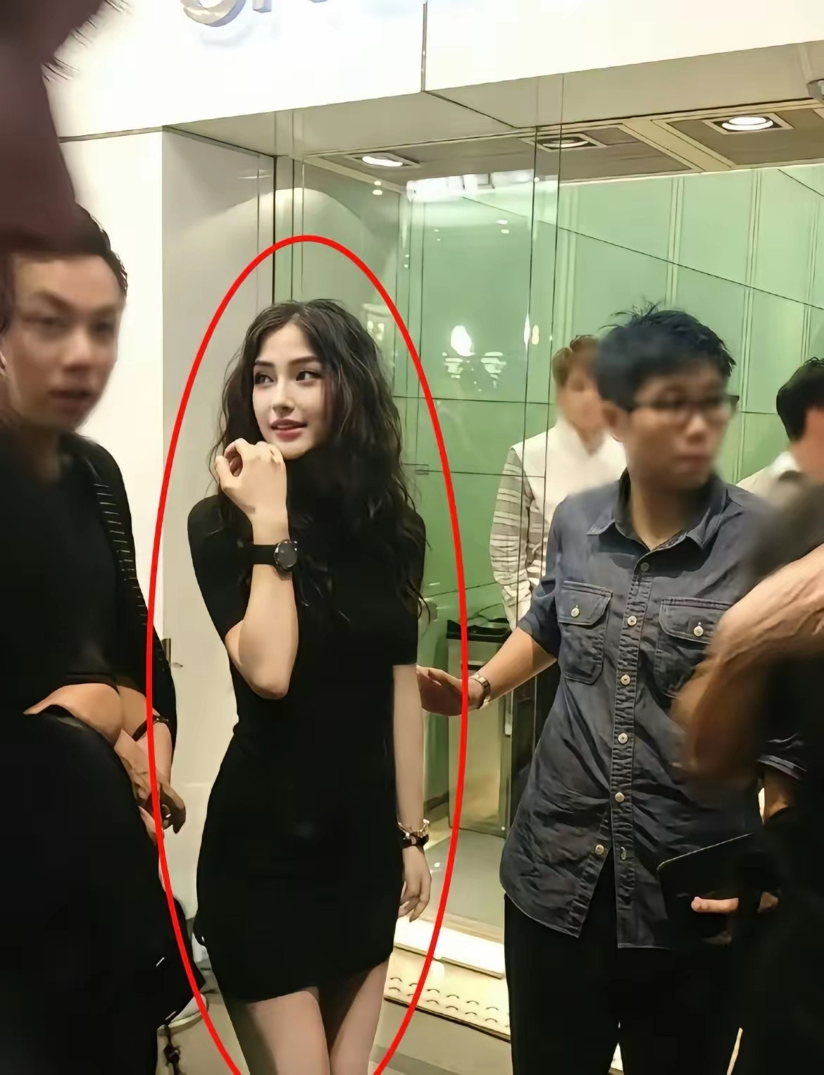 现实中为什么见不到这种呢，这姐脸一直都好权威啊，无滤镜无美颜的时代