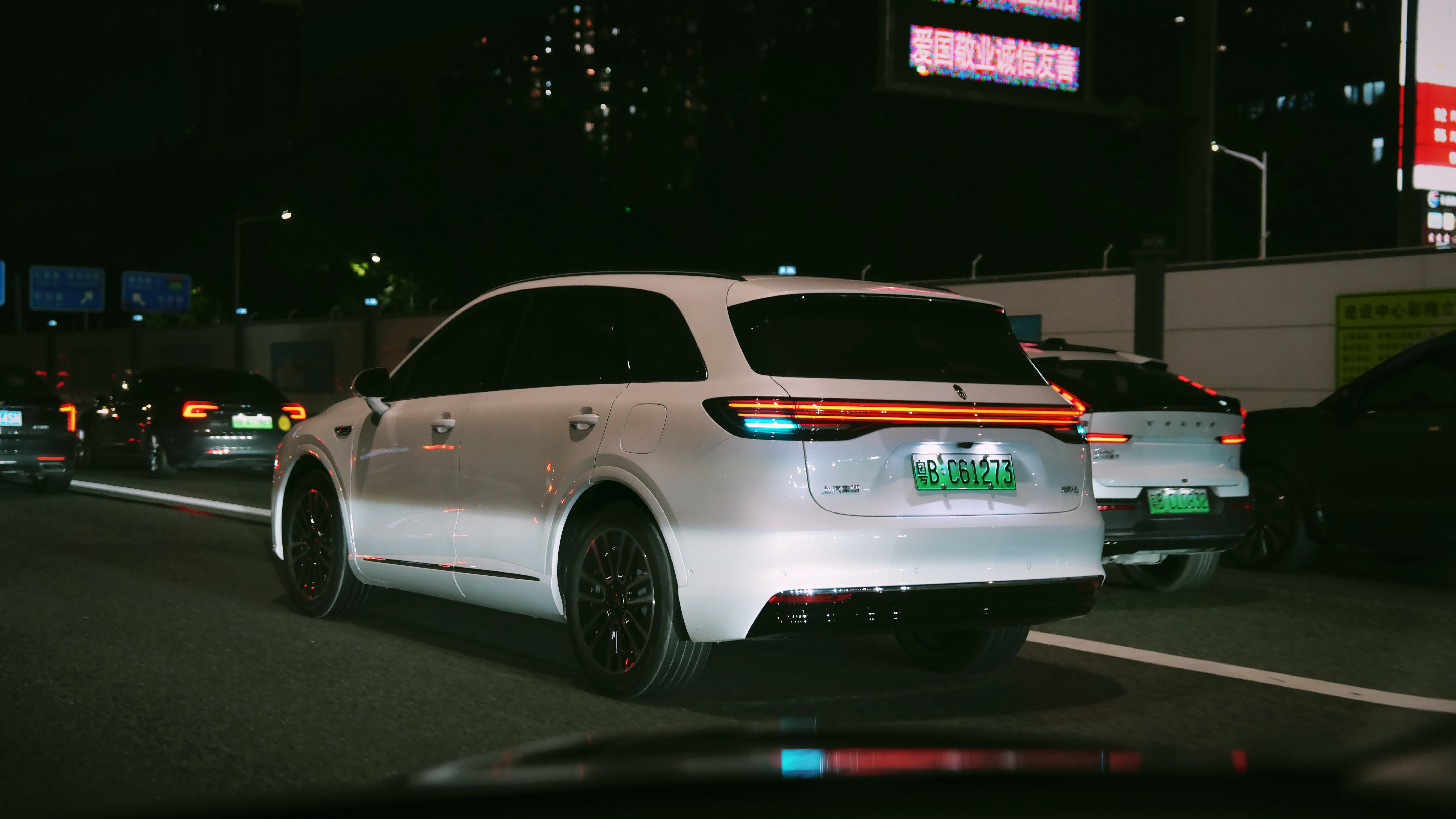 深圳大马路上第一次见尚界H5，油漆漆面不错，看着挺有质感的，不知道好不好开[偷笑