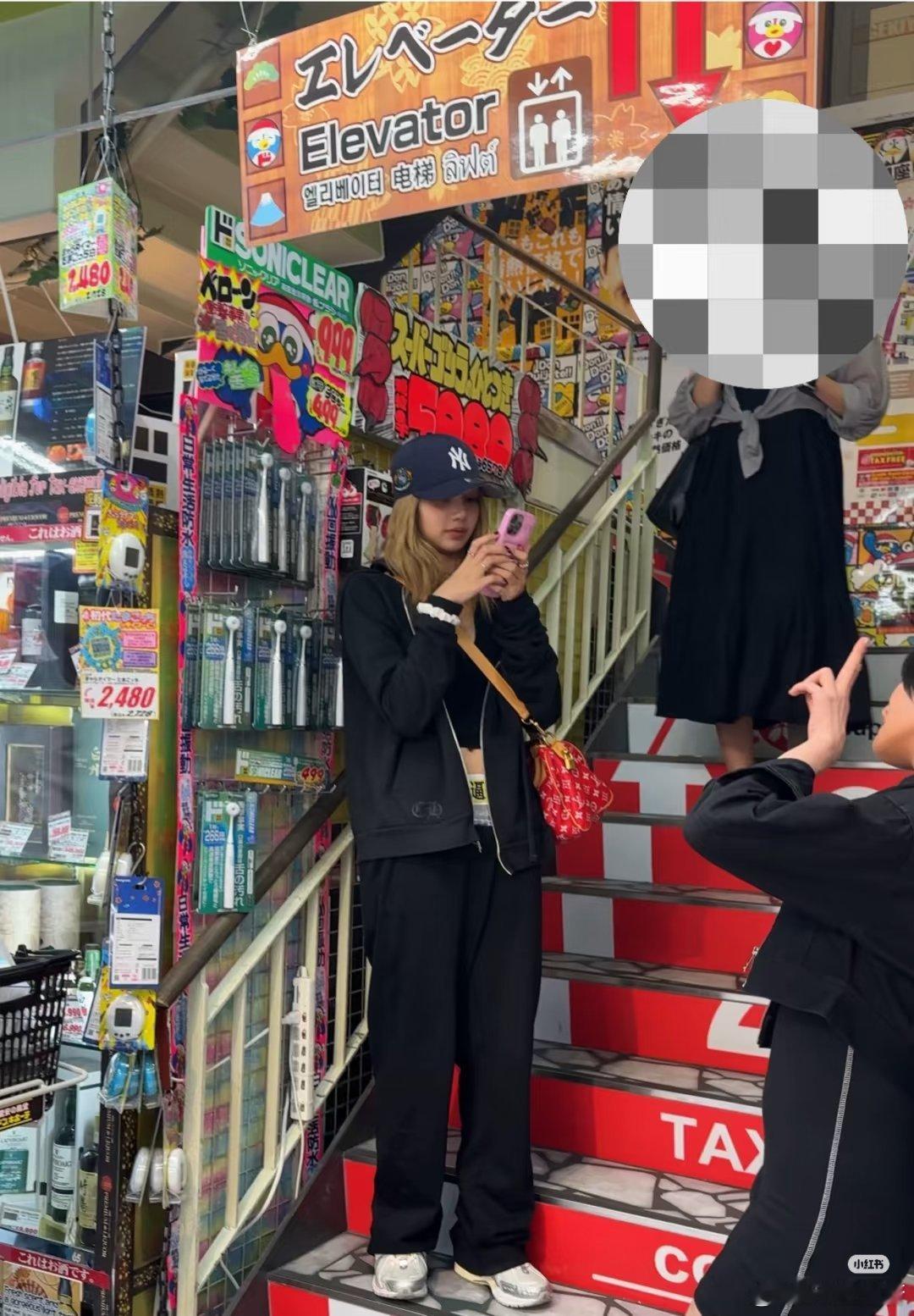 Lisa穿着土味裤子“整天瞎*忙，还**挣不到钱”趣味性拉满​​​